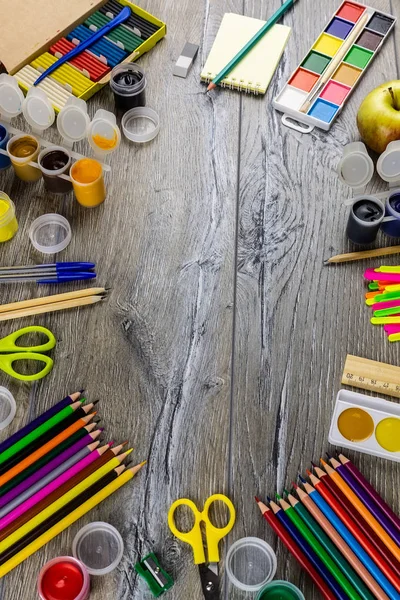 学校供应灰色背景 油漆和刷子 — 图库照片