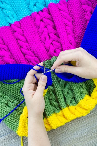 Mädchen strickt Stricknadeln — Stockfoto