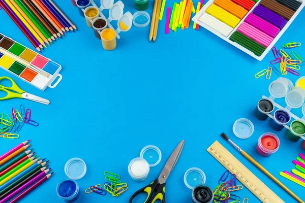 在蓝色的背景 颜料和画笔的学校用品 — 图库照片