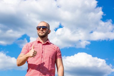 gökyüzü, bir adam bir yolculuğa karşı başarılı yakışıklı adam