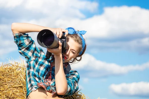 Dívka Fotograf Fotografování Přírody Kameru — Stock fotografie