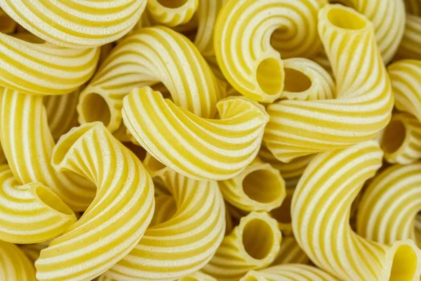 乾燥パスタ イタリア Cavatappi テクスチャ背景をクローズ アップ — ストック写真