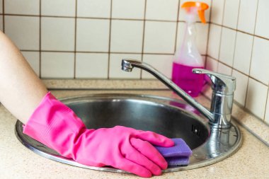 sabunlu sabunlu çözüm ile lavabo temizlik kadın