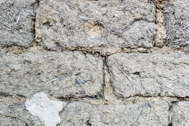 kil ve saman doku tuğla yapılmış