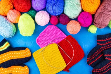 kız çorap örgü iğneleri mavi arka plan üzerinde dokuma kumaşlar