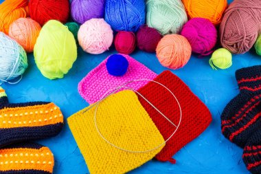 kız çorap örgü iğneleri mavi arka plan üzerinde dokuma kumaşlar