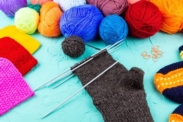 Mädchen Strickt Sockenstricknadeln Auf Grünem Hintergrund — Stockfoto