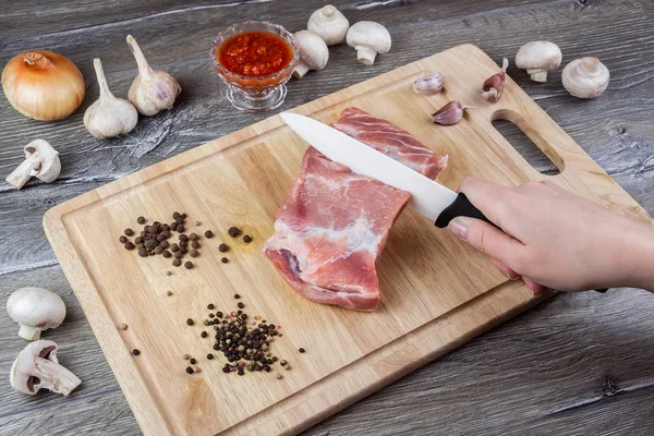 Carne Fresca Cruda Carne Maiale Con Pomodorini Peperoncino Aglio Cipolle — Foto Stock