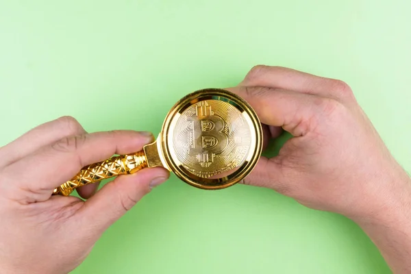 Bitcoin Sotto Una Lente Ingrandimento Uno Sfondo Verde Crescita Bitcoin — Foto Stock