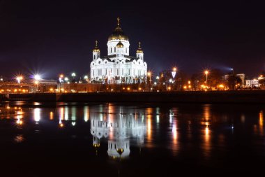 Katedrali, İsa'nın kurtarıcı bakış açısı kentsel peyzaj alacakaranlık gece trafik Moskova, Rusya