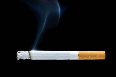 Siyah arka planda sigara ve duman, siyah dokuda sigara dumanı