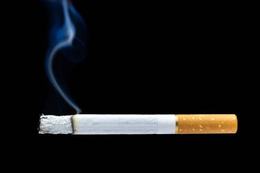 Siyah arka planda sigara ve duman, siyah dokuda sigara dumanı