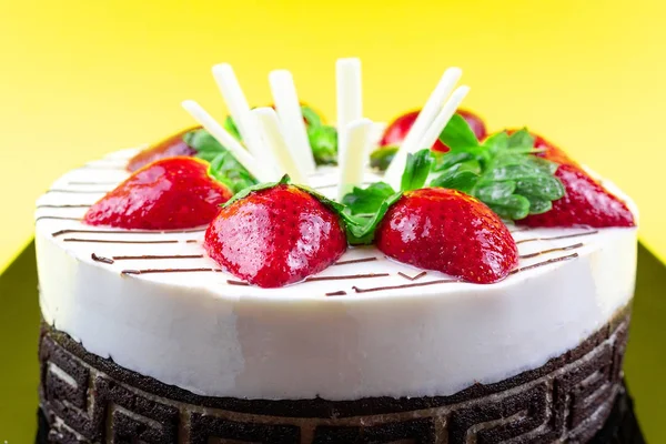 Torta Alla Fragola Con Cioccolato Bianco Fondo Giallo Piatto Nero — Foto Stock