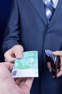 Para, euro faturaları, mavi arka plan - panoramik Finansal arka plan kavramı veren işadamı