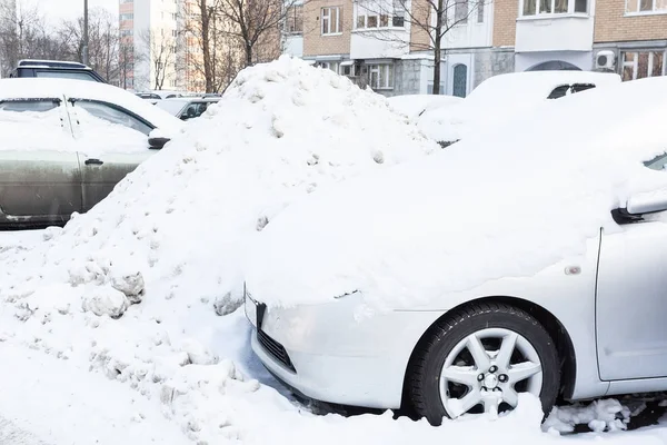 Parking Samochodami Pokrytymi Świeżym Śniegiem — Zdjęcie stockowe