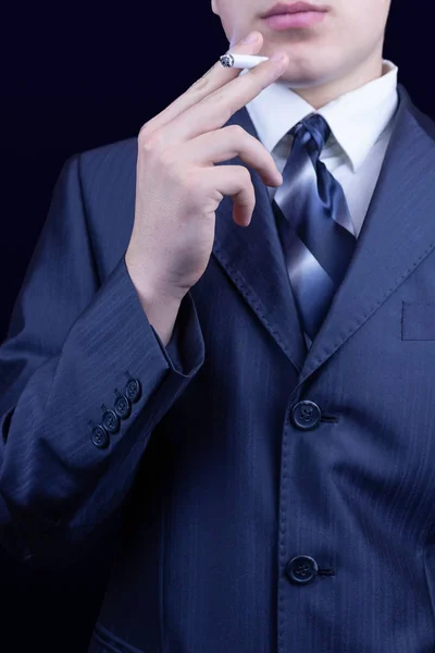 Geschäftsmann Anzug Mit Zigarette Raucht Einen Mann Auf Dunkelblauem Hintergrund — Stockfoto