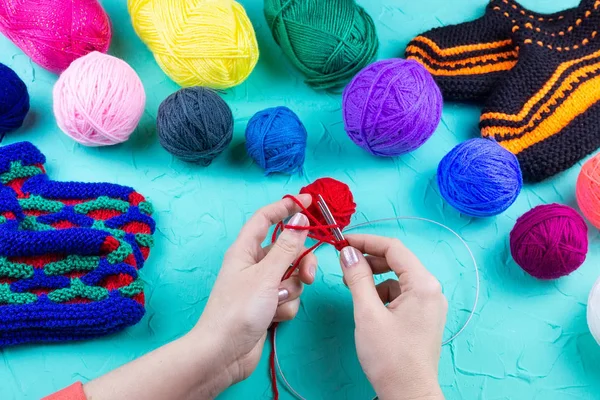 Girl Knits Strumpa Stickor Grön Bakgrund — Stockfoto