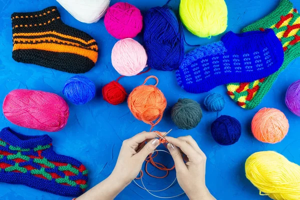 Girl Knits Strumpa Stickor Blå Bakgrund — Stockfoto