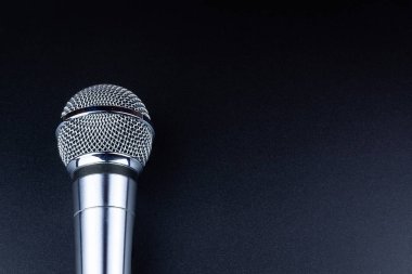 Siyah arkaplanda mikrofon
