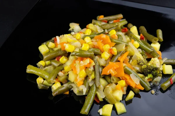 Guisado vegetal em uma chapa — Fotografia de Stock