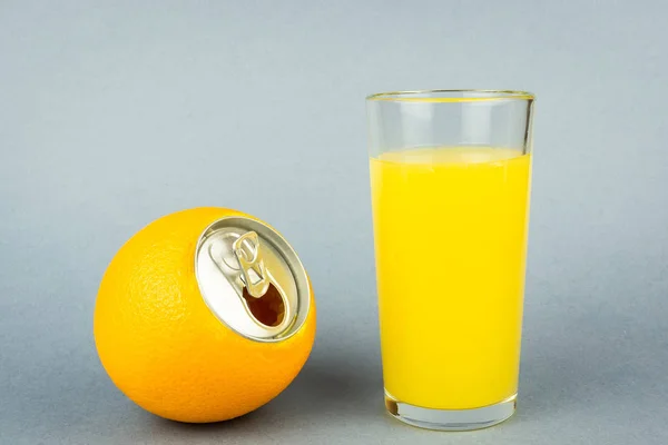 Χυμό πορτοκαλιού σε γκρίζο φόντο — Φωτογραφία Αρχείου