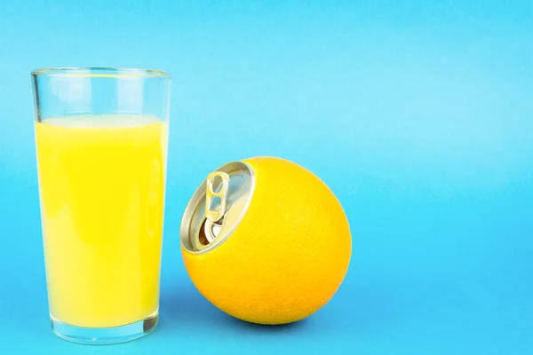 Orangensaft auf blauem Hintergrund — Stockfoto
