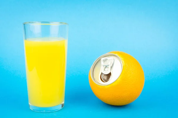 Χυμό πορτοκαλιού σε μπλε φόντο — Φωτογραφία Αρχείου