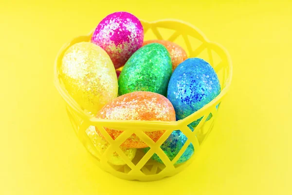 Huevos de Pascua sobre fondo amarillo — Foto de Stock