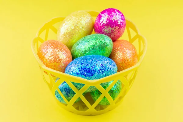 Huevos de Pascua sobre fondo amarillo — Foto de Stock