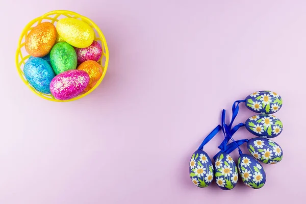 Huevos de Pascua sobre fondo rosa — Foto de Stock