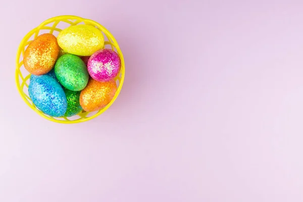 Huevos de Pascua sobre fondo rosa — Foto de Stock