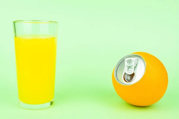 Χυμό πορτοκαλιού, σε φόντο πράσινο — Φωτογραφία Αρχείου