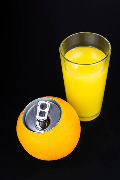 Χυμό πορτοκαλιού σε μαύρο φόντο — Φωτογραφία Αρχείου