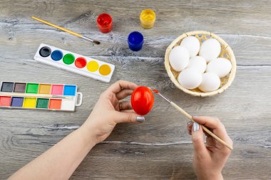 Kız yumurtaları boyar