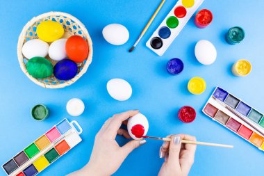 Kız yumurtaları boyar