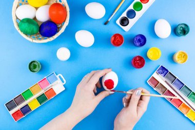 Kız yumurtaları boyar