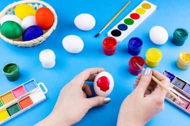 Kız yumurtaları boyar