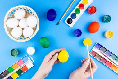 Kız yumurtaları boyar