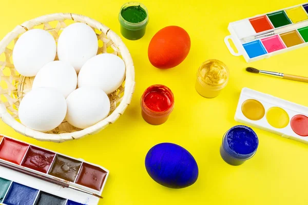 Huevos y pintura para Pascua — Foto de Stock