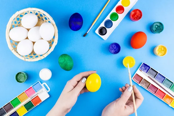 Kız yumurtaları boyar