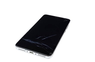 Beyaz arka plan üzerinde kırık smartphone