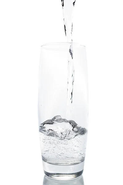 Wasser auf weißem Hintergrund — Stockfoto