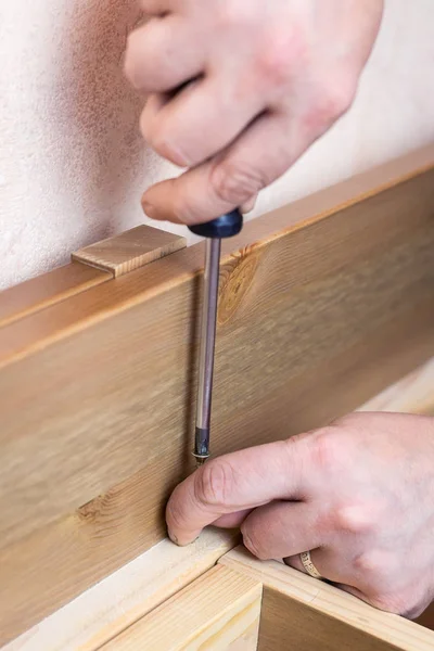 El montaje de muebles de madera —  Fotos de Stock