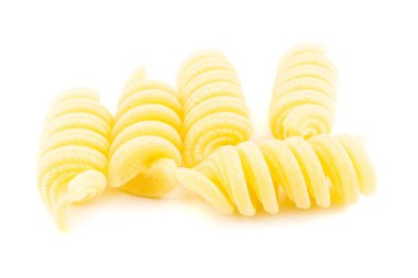 Beyaz arkaplanda Fusilli