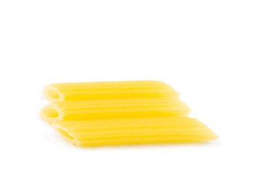 beyaz arka plan üzerinde makarna pennine