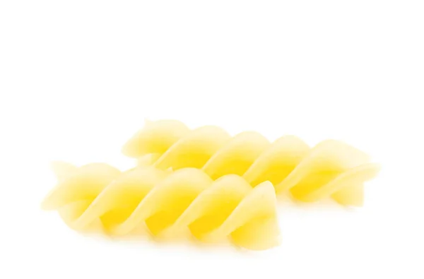 Fusilli auf weißem Hintergrund — Stockfoto