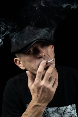 Sigaralı bir adam.