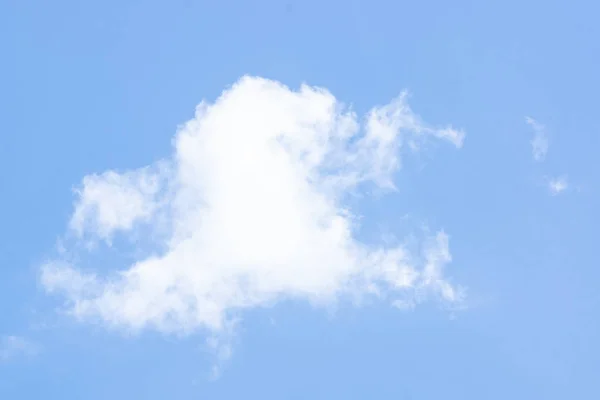 Céu azul com nuvem — Fotografia de Stock