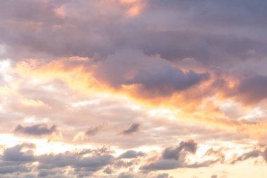 Gün batımında bulutlu gökyüzü