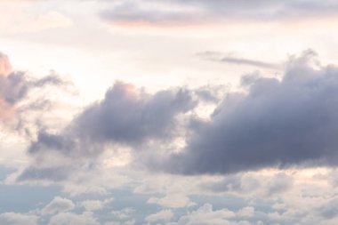 Gün batımında bulutlu gökyüzü